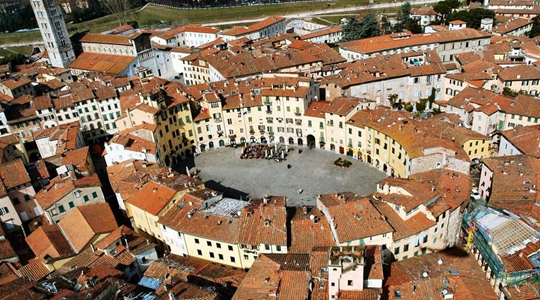 Veduta aerea di Piazza dell’Anfiteatro a Lucca