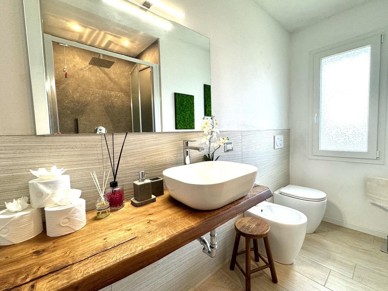 Dettaglio finiture bagno villa