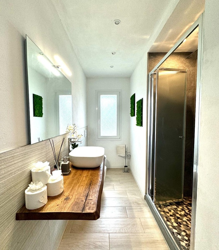 Bagno moderno con doccia in muratura