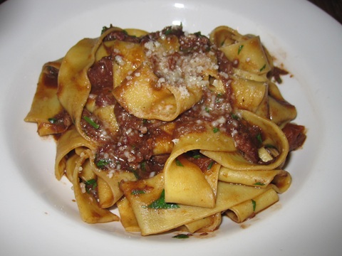 Pappardelle al cinghiale in trattoria toscana