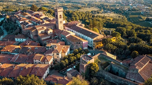 Veduta panoramica del borgo di Montecarlo di Lucca
