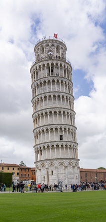 Torre Pendente di Pisa vista dal basso
