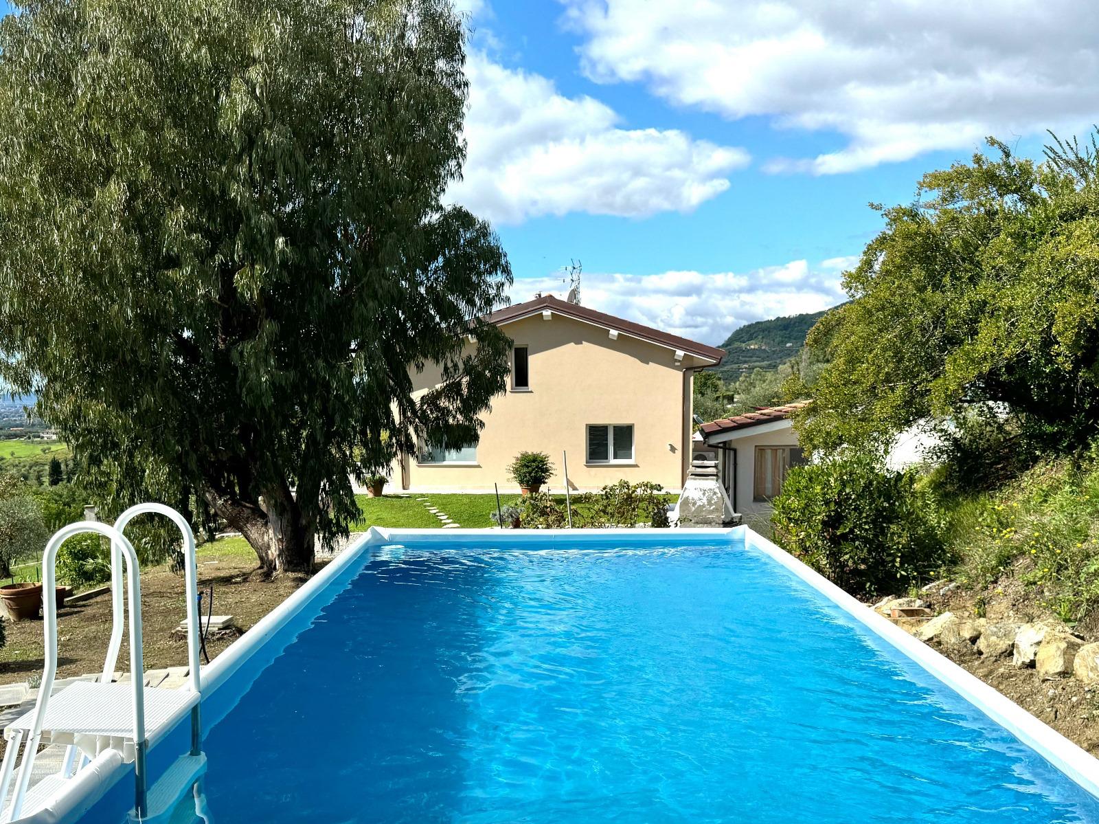 Area solarium e piscina Villa Tarabori