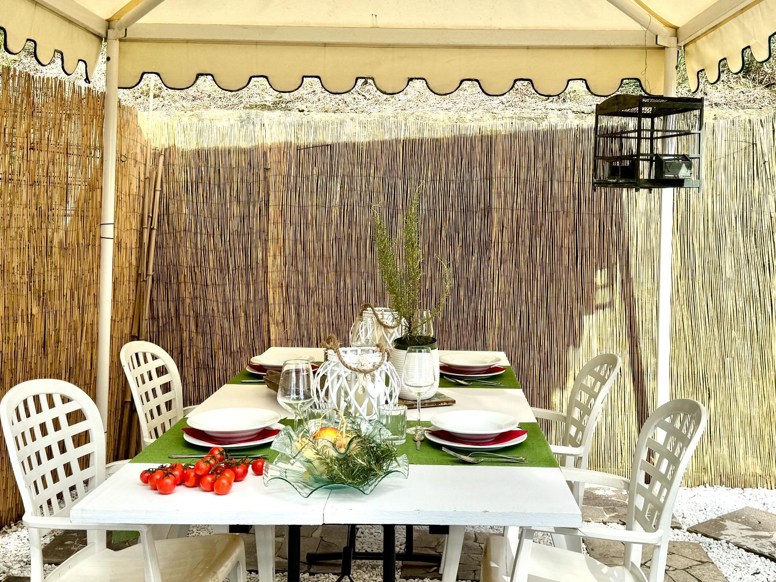 Tavolo esterno sotto gazebo panoramico