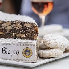 Piatto di pici al ragù e dolci senesi come panforte e ricciarelli