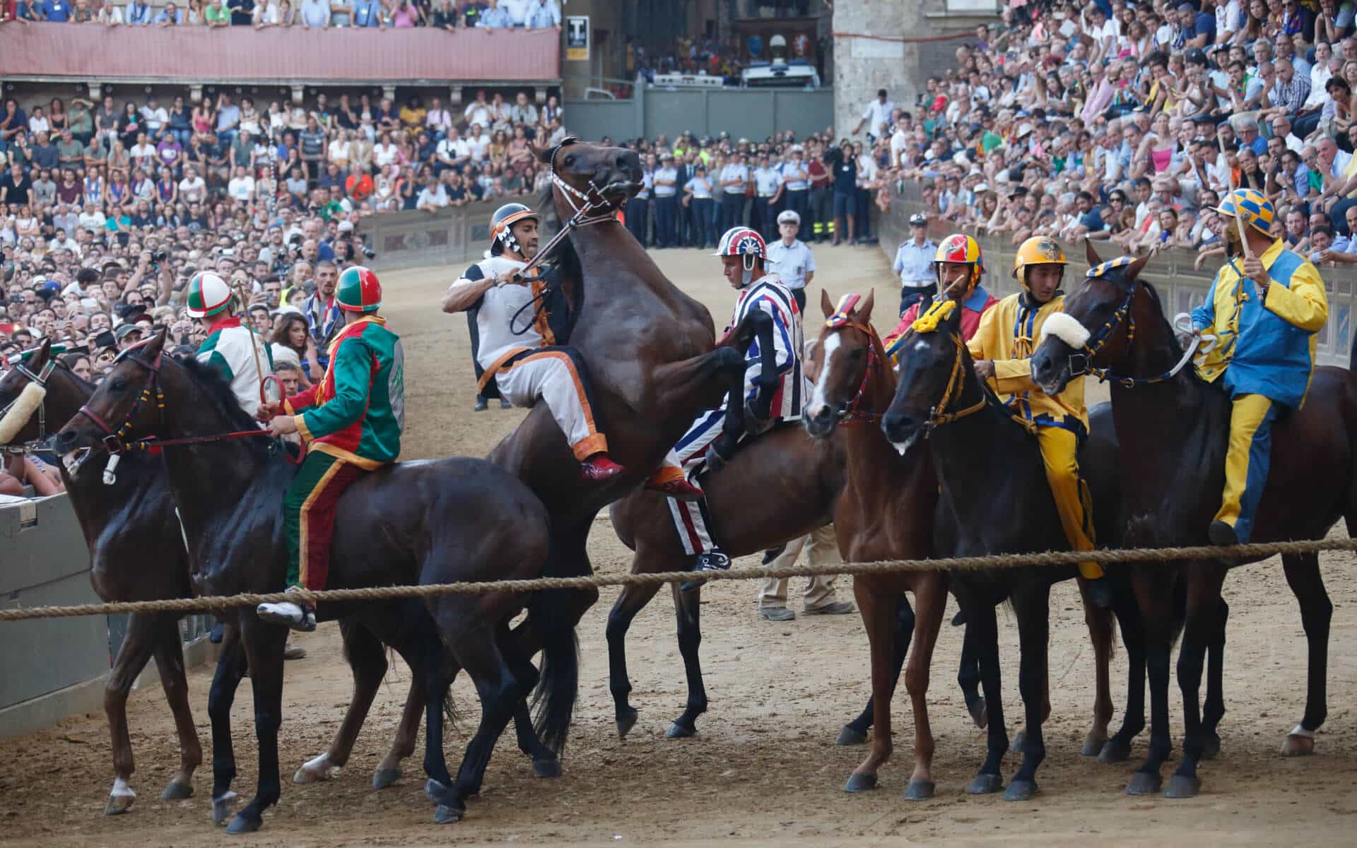 Corsa del Palio di Siena in Piazza del Campo