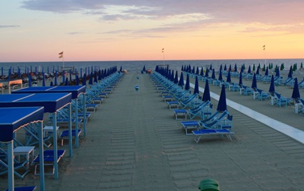 Spiaggia di Viareggio con stabilimenti balneari e passeggiata sul mare